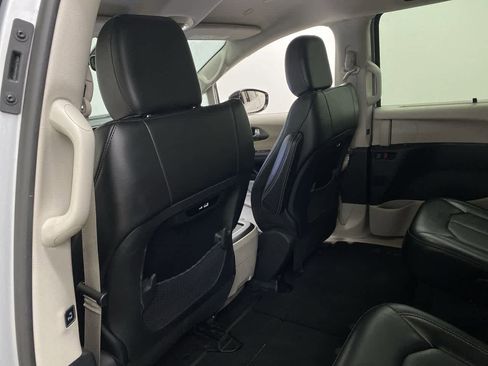 Used 2024 Chrysler Pacifica Touring-L FWD image 15