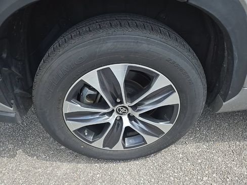 Used 2024 Toyota Highlander XLE FWD image 10