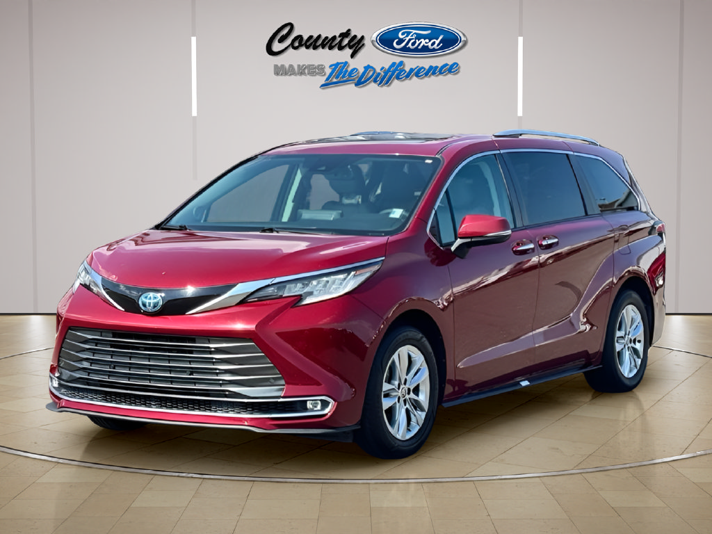 Used 2022 Toyota Sienna Limited FWD image 2
