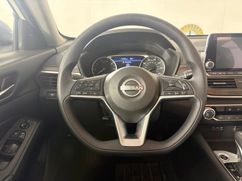 Used 2025 Nissan Altima 2.5 SV FWD image 3