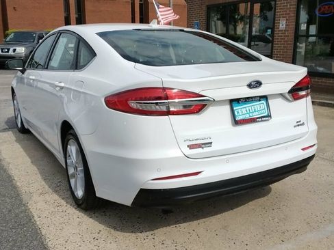 Used 2019 Ford Fusion SE FWD image 2