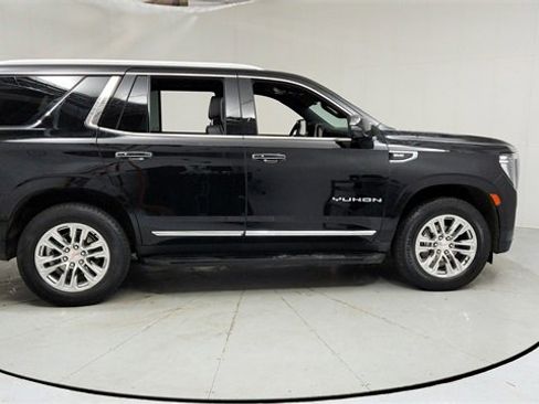 Used 2023 GMC Yukon SLT w/ SLT Luxury Package image 6