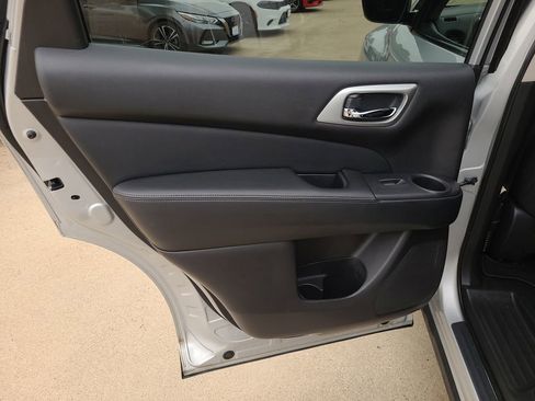 Used 2020 Nissan Pathfinder S FWD image 13