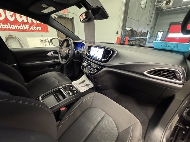 Used 2022 Chrysler Pacifica Touring AWD/4WD image 13