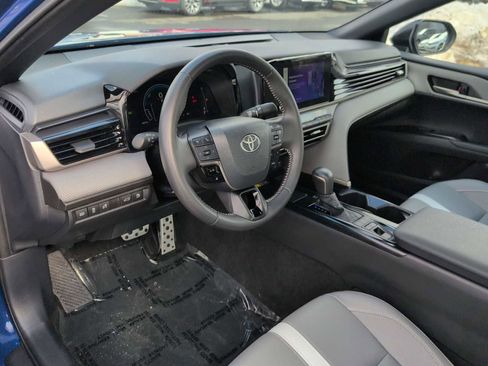Used 2025 Toyota Camry SE image 10