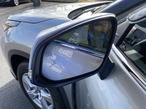 Used 2024 Toyota Highlander LE image 40