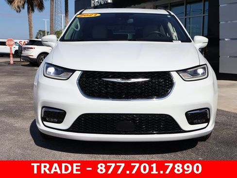 Used 2021 Chrysler Pacifica Touring w/ Cold Weather Group image 3