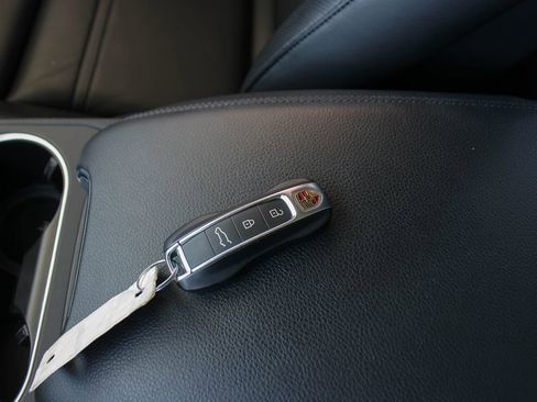 Used 2023 Porsche Cayenne Platinum Edition image 39