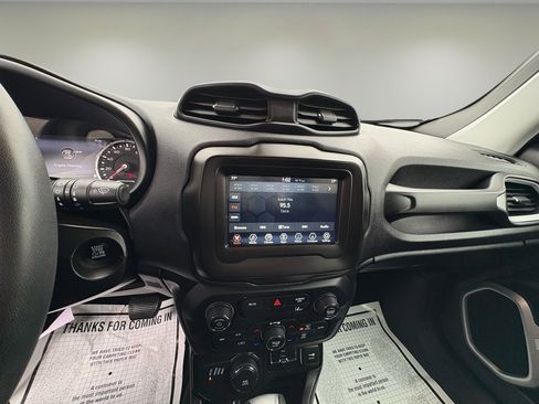 Used 2021 Jeep Renegade Latitude image 9