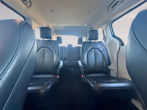 Used 2024 Chrysler Pacifica Touring-L image 18