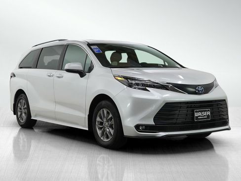 Used 2025 Toyota Sienna XLE image 7