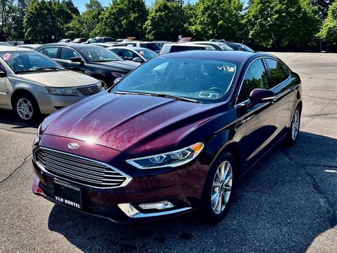 Used 2017 Ford Fusion SE w/ Fusion SE Technology Package FWD image 1