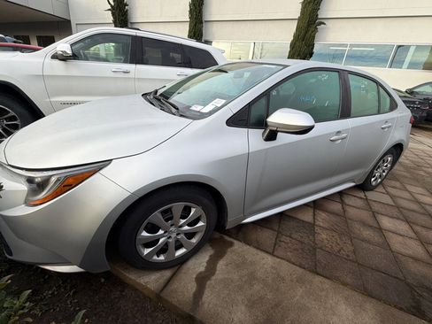 Used 2024 Toyota Corolla LE image 2