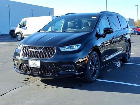New 2026 Chrysler Pacifica Limited w/ S Appearance Package FWD image 2