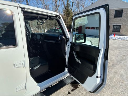 Used 2017 Jeep Wrangler Unlimited Sahara w/ Connectivity Group image 16