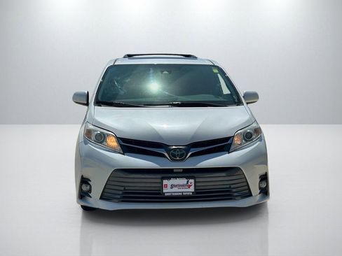 Used 2019 Toyota Sienna XLE Premium image 2