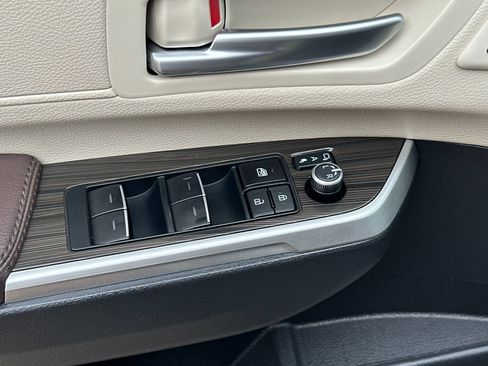 Used 2023 Toyota Sienna Platinum FWD image 13