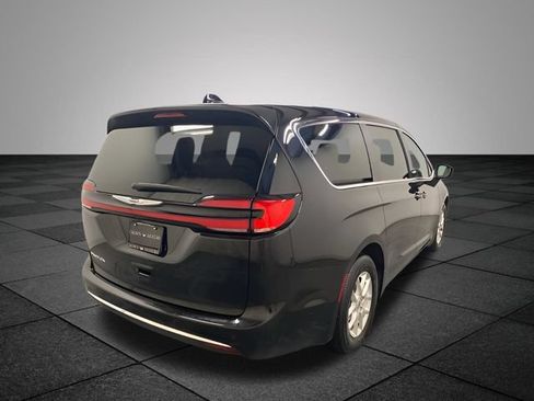 Used 2023 Chrysler Pacifica Touring-L FWD image 7