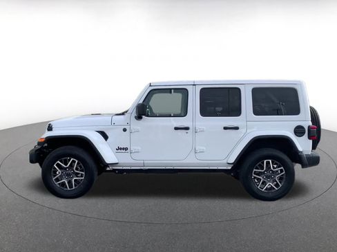 Used 2025 Jeep Wrangler Sahara image 9