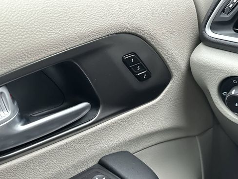 Certified 2024 Chrysler Pacifica Touring-L image 27