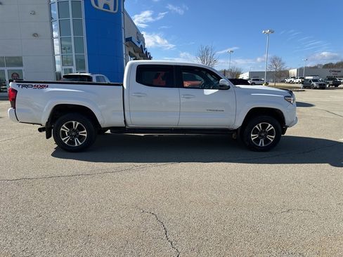 Used 2018 Toyota Tacoma TRD Sport image 2