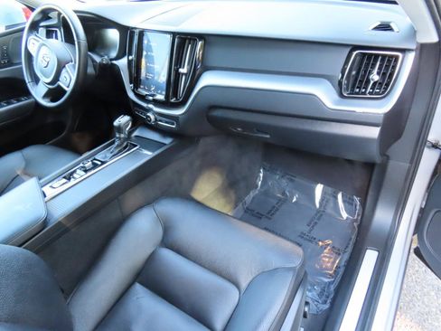 Used 2019 Volvo XC60 T6 Momentum w/ Multimedia Package AWD/4WD image 21