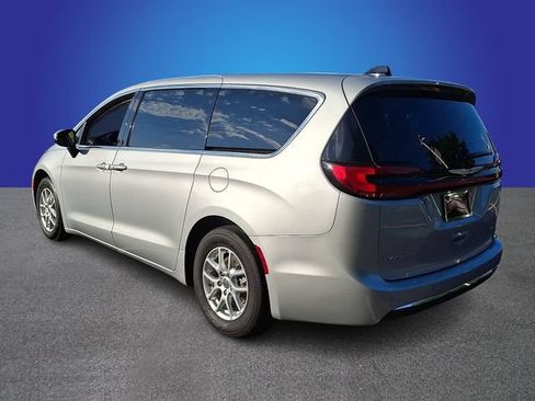 Used 2023 Chrysler Pacifica Touring-L FWD image 6