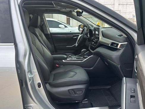 Used 2024 Toyota Highlander Platinum image 13