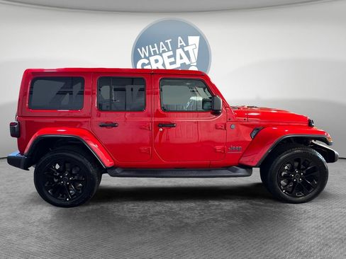Used 2025 Jeep Wrangler Unlimited Sahara AWD/4WD image 2