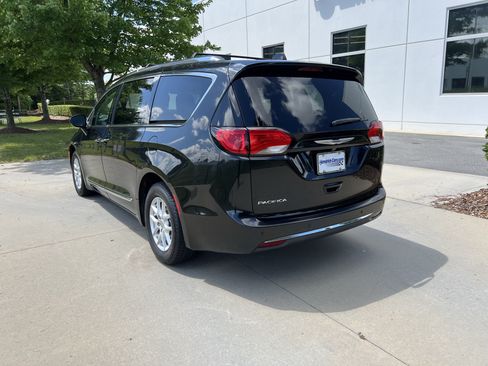 Used 2020 Chrysler Pacifica Touring-L w/ Advanced Safetytec Group FWD image 9