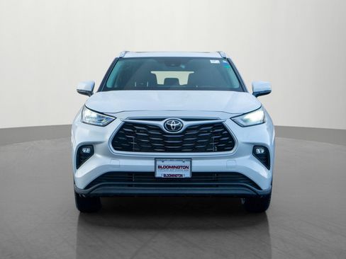 Used 2025 Toyota Highlander XLE image 2