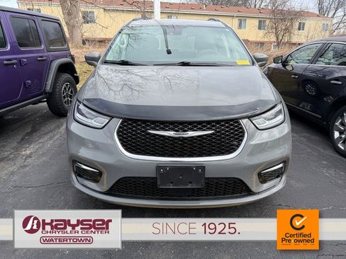 Certified 2022 Chrysler Pacifica Touring-L image 2