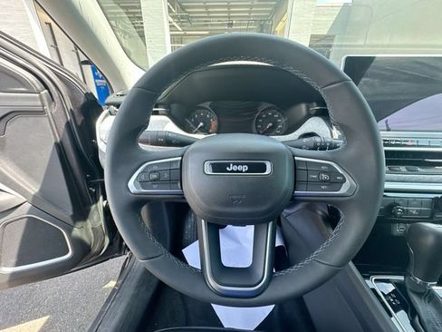 Used 2022 Jeep Compass Latitude AWD/4WD image 16