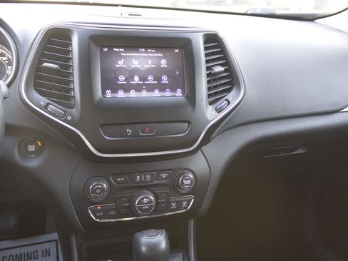 Used 2019 Jeep Cherokee Latitude Plus w/ Comfort/Convenience Group AWD/4WD image 18