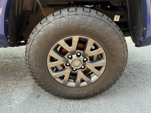 Used 2023 Toyota Tacoma SR5 AWD/4WD image 41