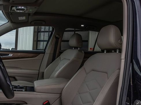 Used 2024 Volkswagen Atlas SE w/ Panoramic Sunroof Package image 6