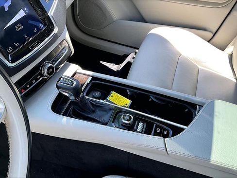 Used 2018 Volvo XC90 T5 Momentum w/ Convenience Package FWD image 17
