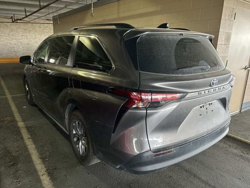 Used 2021 Toyota Sienna XLE w/ XLE Plus Package AWD/4WD image 2