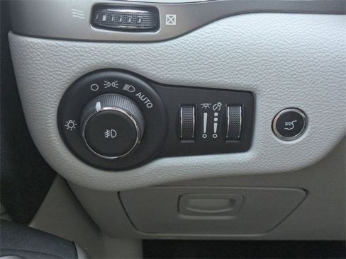 Used 2019 Jeep Cherokee Limited image 26