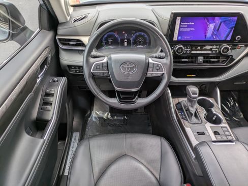 Used 2024 Toyota Highlander Limited AWD/4WD image 15