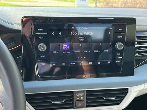 Used 2025 Volkswagen Jetta SE FWD image 16