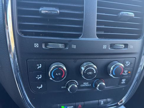 Used 2018 Dodge Grand Caravan SE image 4