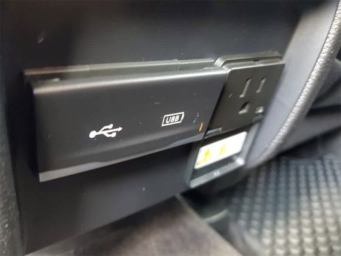 Used 2019 Jeep Cherokee Latitude Plus w/ Comfort/Convenience Group image 12