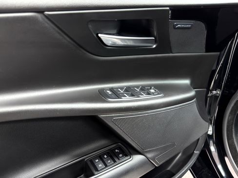 Used 2018 Jaguar XE Premium image 15