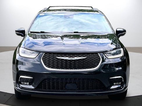 Used 2022 Chrysler Pacifica Touring-L FWD image 3