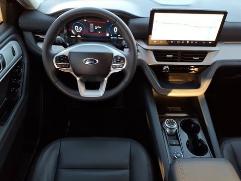 Used 2025 Ford Explorer Active w/ Active Comfort Package image 17
