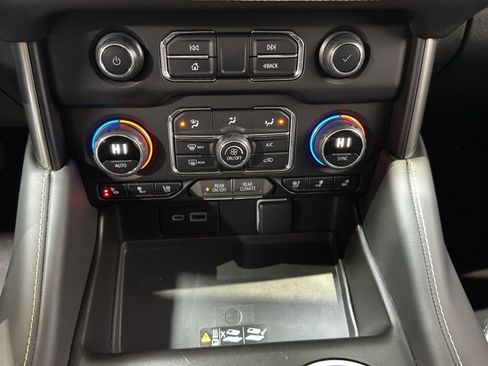 Used 2024 Chevrolet Suburban Premier image 32