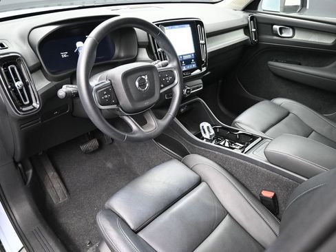 Used 2025 Volvo XC40 B5 Plus AWD/4WD image 9