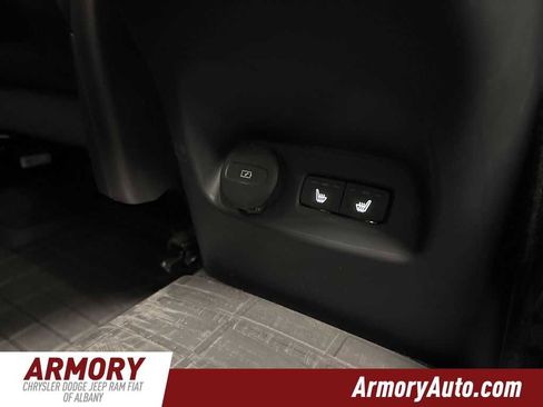 Used 2023 Volvo XC40 B5 Core w/ Convenience Package image 34