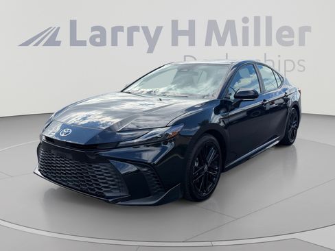 Used 2025 Toyota Camry SE FWD image 1